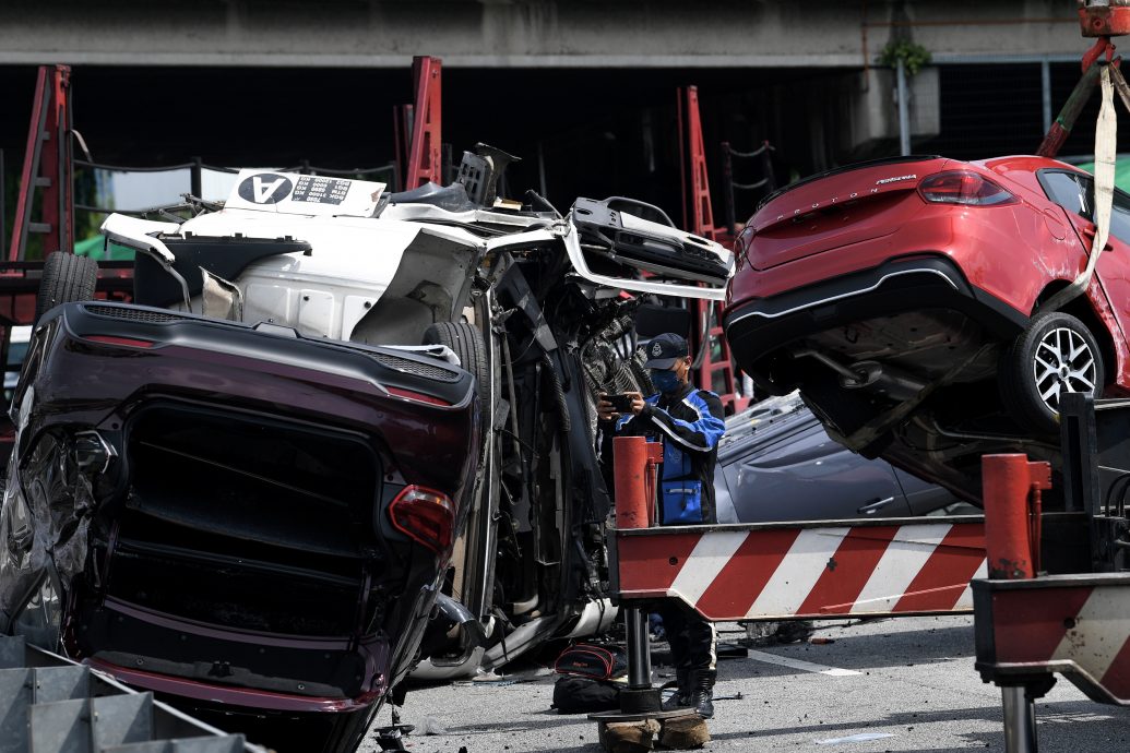 运载罗里失控翻覆 3新车全毁 引发大塞车