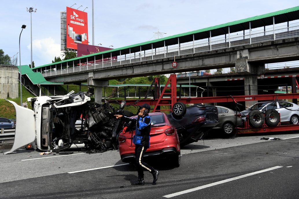 运载罗里失控翻覆 3新车全毁 引发大塞车