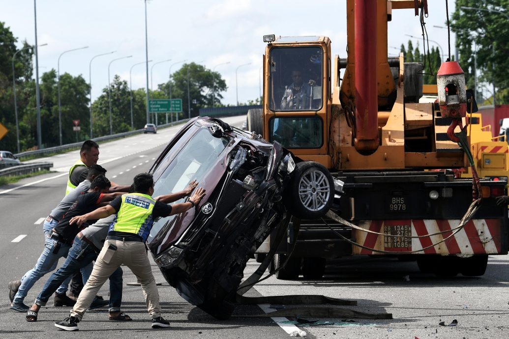 运载罗里失控翻覆 3新车全毁 引发大塞车