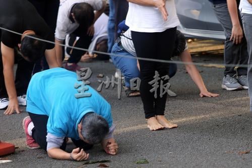 近千善信三步一拜 从山脚跪拜到山上天后宫