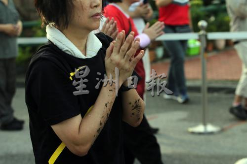 近千善信三步一拜 从山脚跪拜到山上天后宫