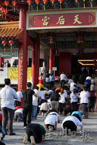 近千善信三步一拜 从山脚跪拜到山上天后宫