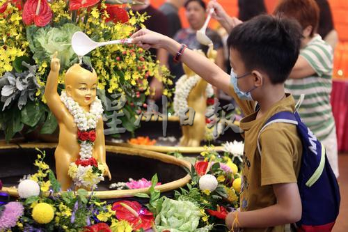 近千善信三步一拜 从山脚跪拜到山上天后宫