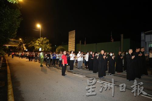 近千善信三步一拜 从山脚跪拜到山上天后宫