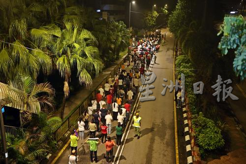 近千善信三步一拜 从山脚跪拜到山上天后宫