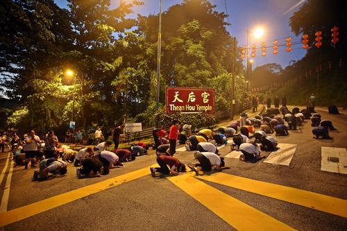 近千善信三步一拜 从山脚跪拜到山上天后宫
