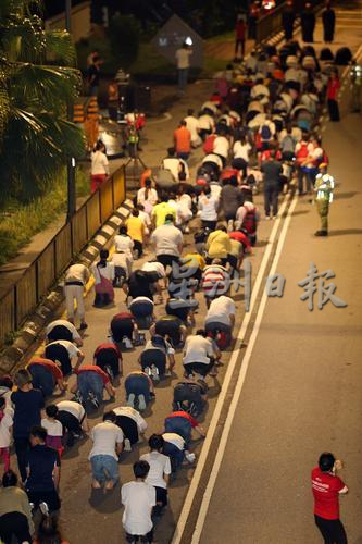 近千善信三步一拜 从山脚跪拜到山上天后宫