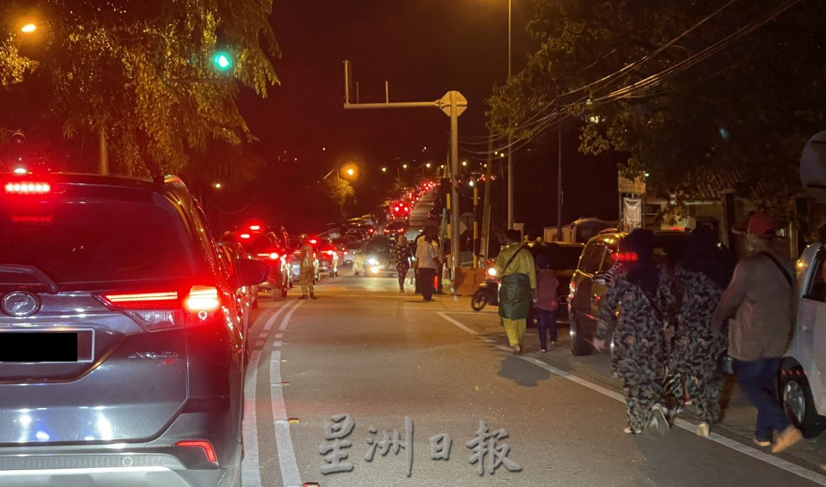 逾万人出席巫统门户开放·方圆4公里塞车塞人
