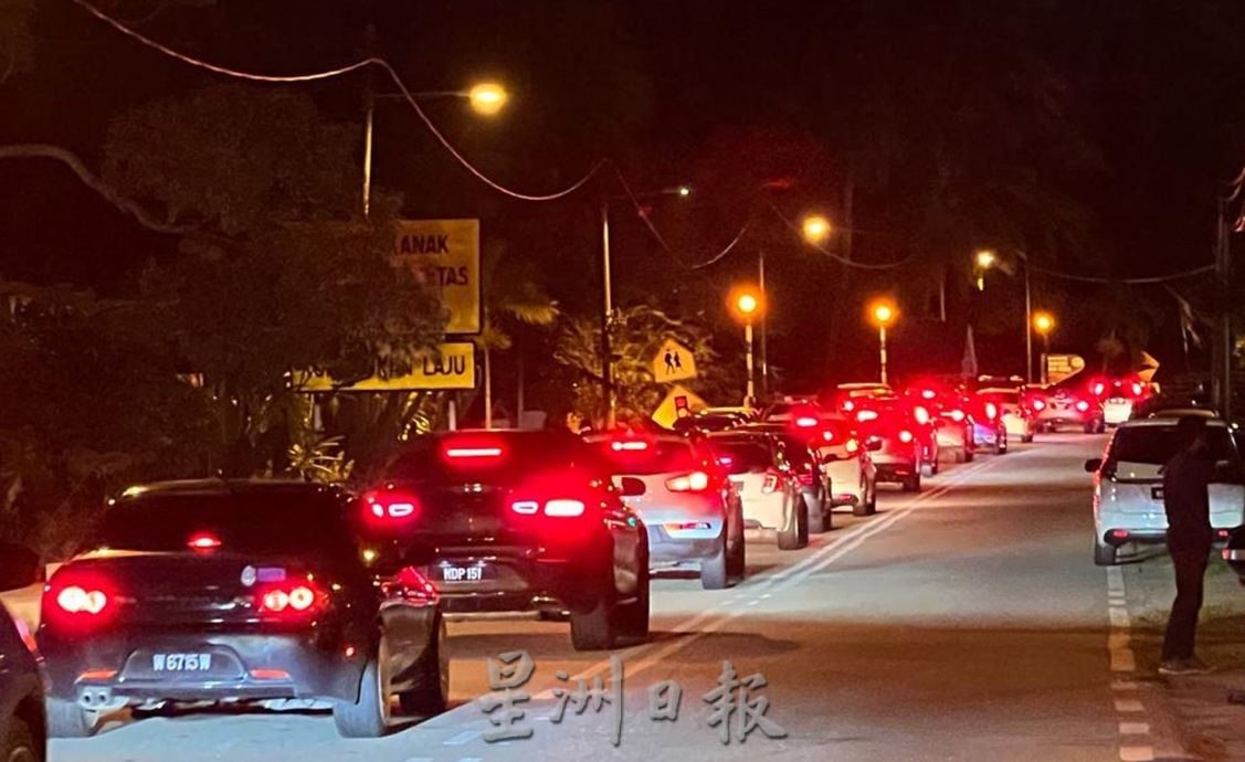逾万人出席巫统门户开放·方圆4公里塞车塞人