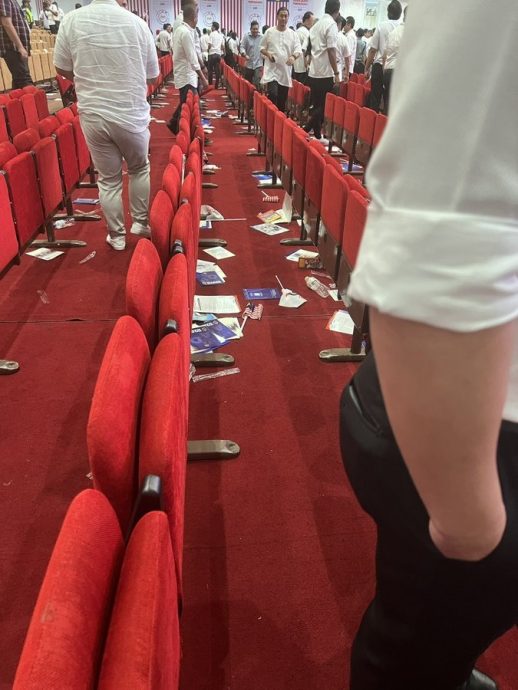 逾万人团结政府大会 散场后宣传单、国旗丢地上