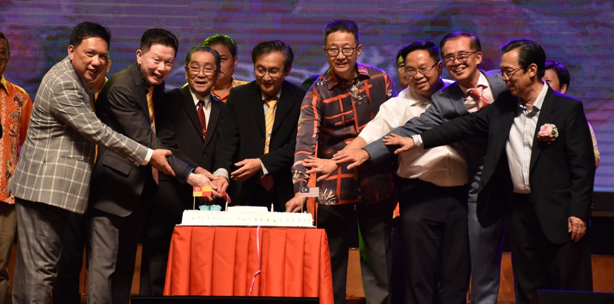 郑明发:提升名望 友阁应善用德教会徽章
