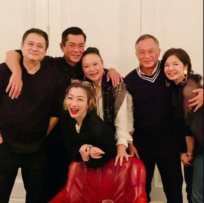 郑秀文夺后双臂被打码 网酸“好像被截肢”