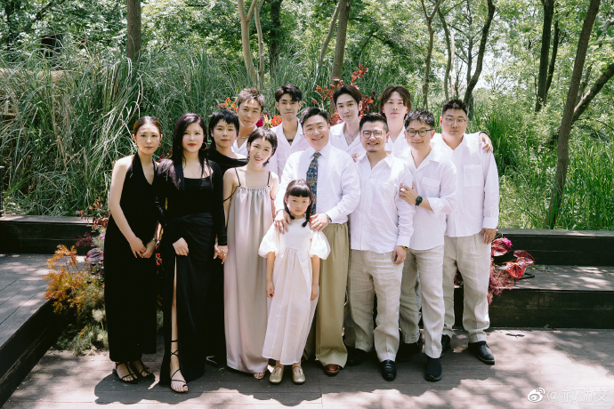 郝劭文嘴对嘴亲9岁继女 网轰:太超过