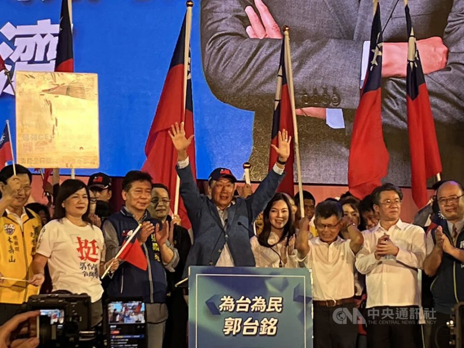 郭台铭首场造势在高雄 号称现场破万人