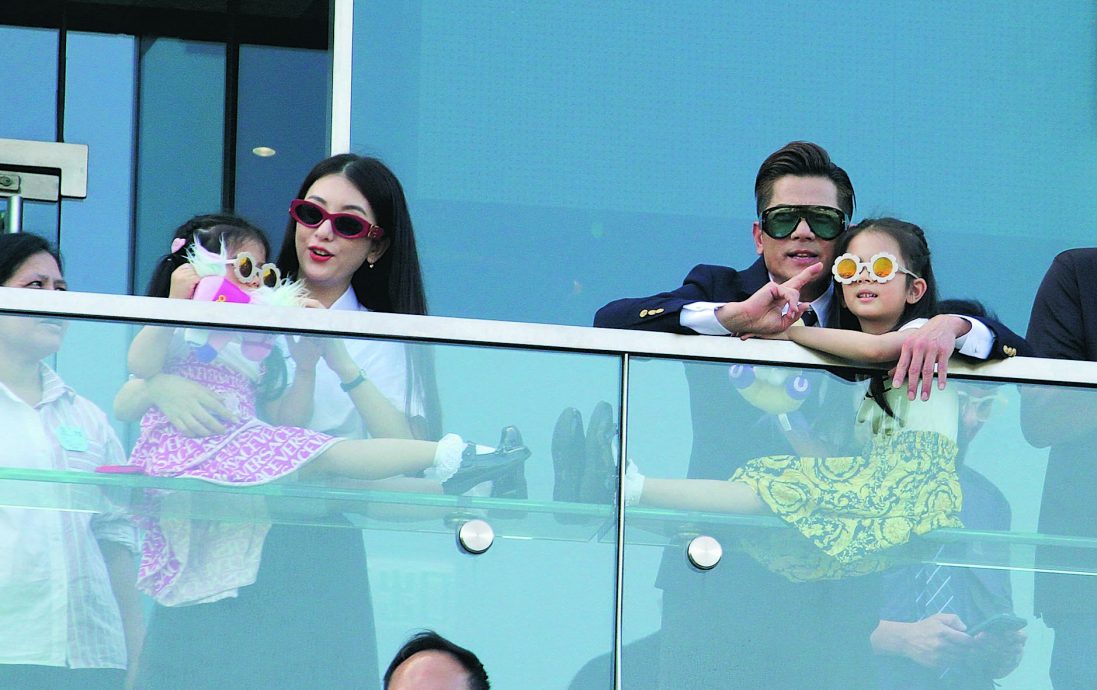 郭富城首度携2女捧爱驹出赛 一家四口成焦点	