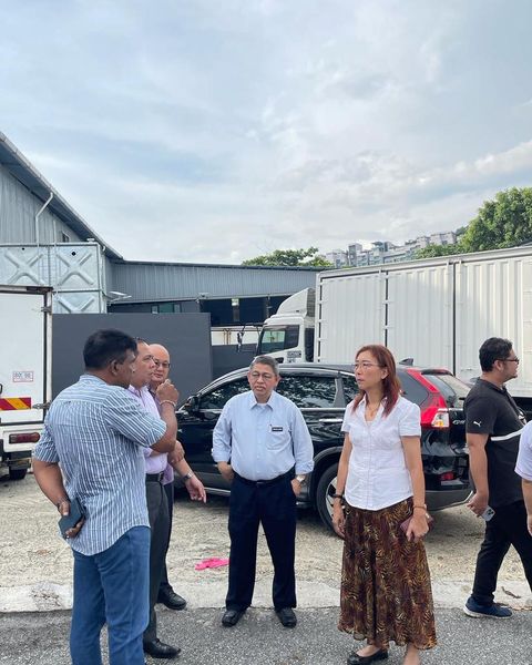 阻交通酿火灾 住区非法仓库扰民6年