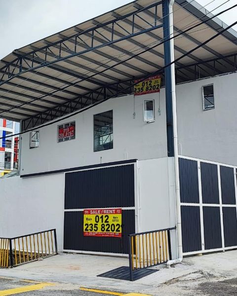 阻交通酿火灾 住区非法仓库扰民6年