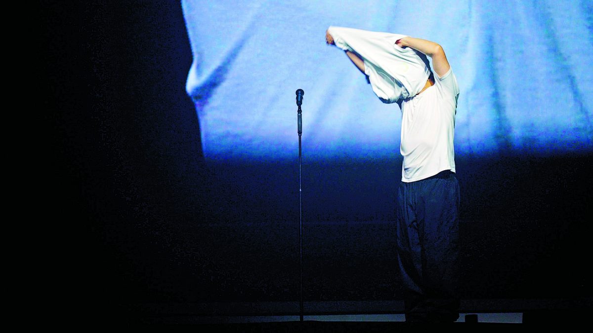 陈奕迅完成3场个唱庆功 亚罗街吃鸡翅乐出斗鸡眼