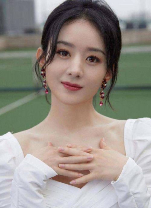 陈妍希晒照宣传新剧  网质疑内涵赵丽颖