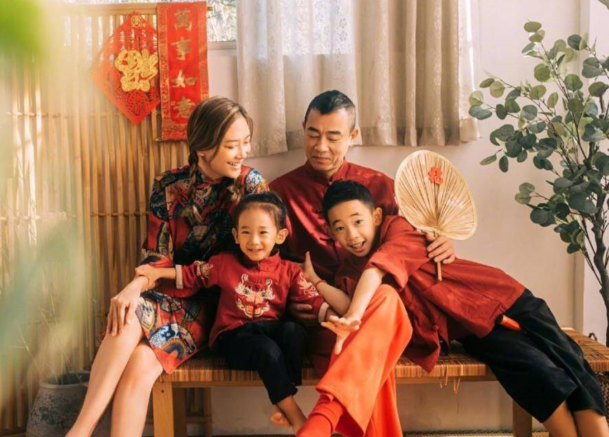 陈小春携妻儿出游 被认出后翻墙跑