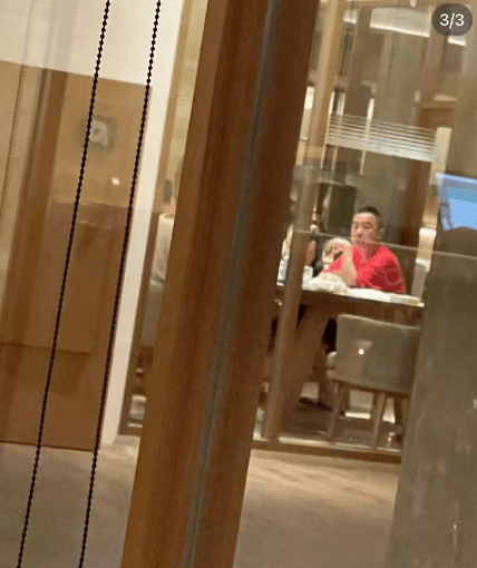 陈小春携妻儿出游 被认出后翻墙跑