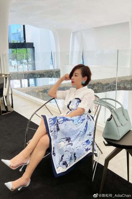 陈松伶逛商场被偶遇 小9年老公代挽手袋靠边站