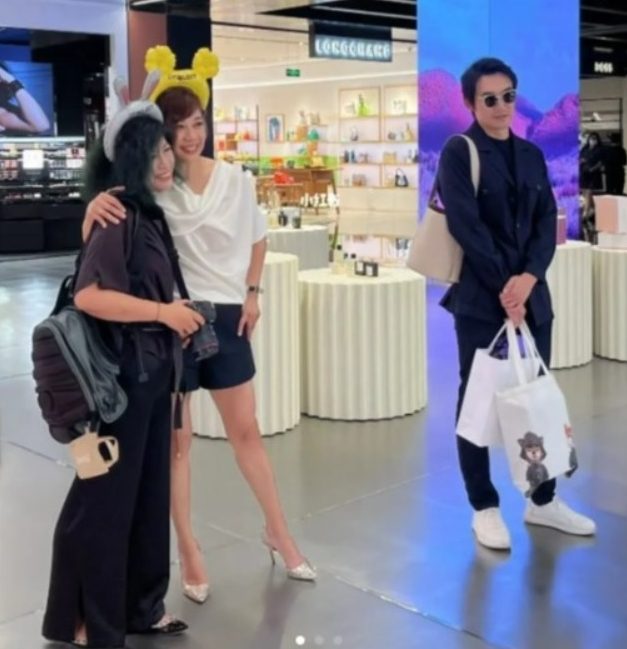 陈松伶逛商场被偶遇 小9年老公代挽手袋靠边站