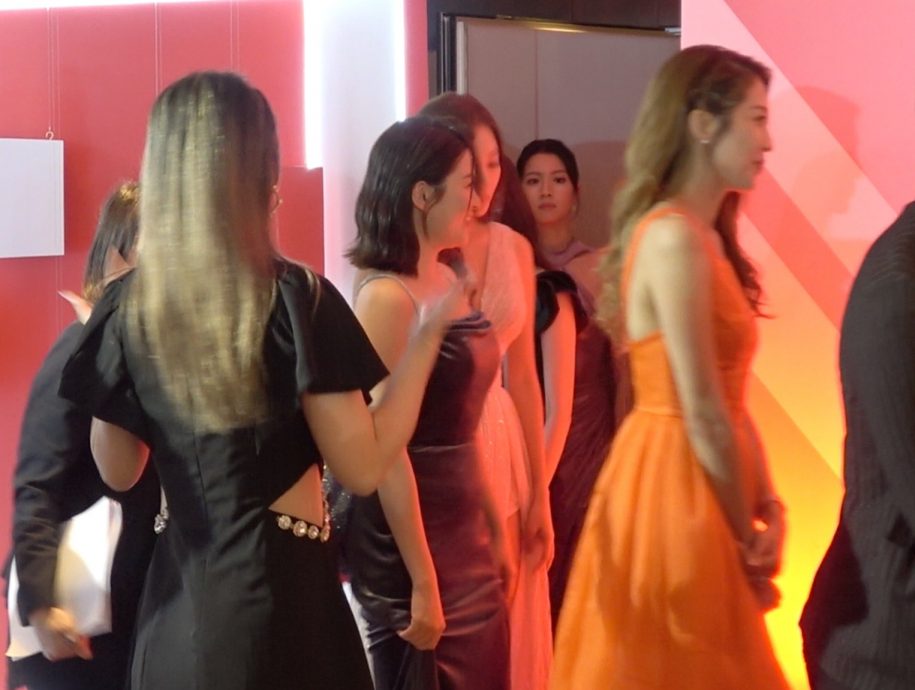 陈自瑶蔡思贝世纪同框零交流 一提对方喊停