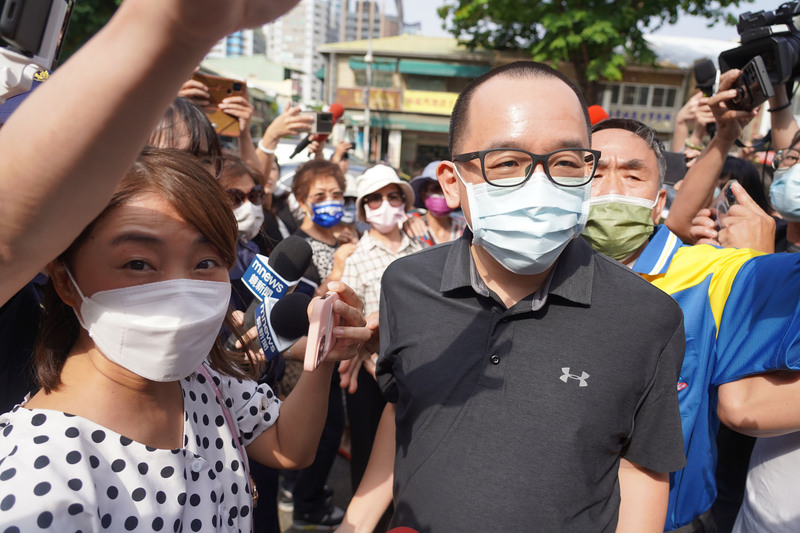 陈致中自理三分头入狱 支持者高喊司法迫害