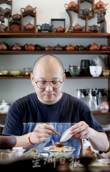 霹：18日见报／封底主文／乐活频道/ “大马仓”四季如夏宜收茶 钟镇鸿热爱黑茶系列