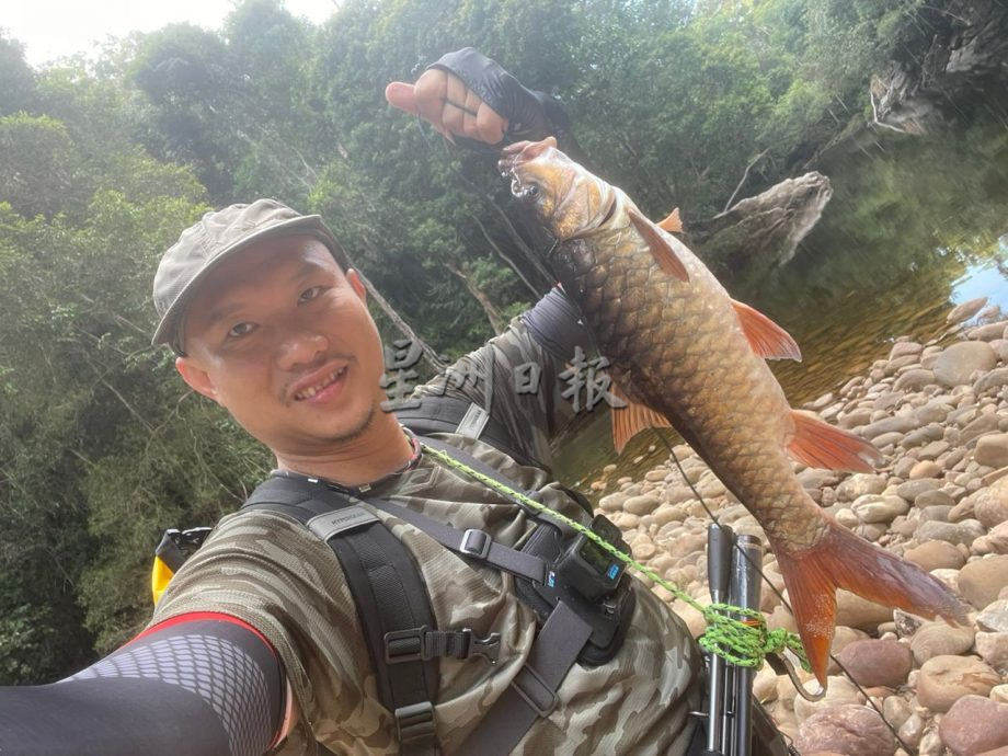 霹:5月4日见报/封底主文/乐活频道|钓鱼乐趣大 陈家辉静谧享受垂钓乐