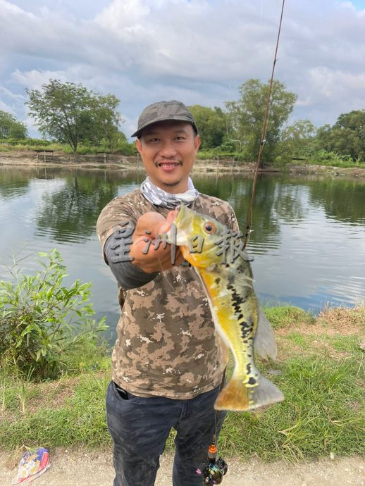 霹:5月4日见报/封底主文/乐活频道|钓鱼乐趣大 陈家辉静谧享受垂钓乐