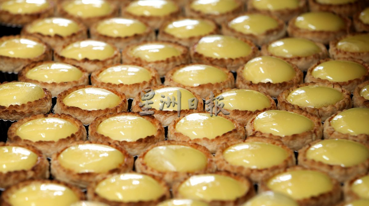 霹：它的诞生/10日见报／封底主文／蛋挞制作掌控火力 酥松挞皮滑润蛋心