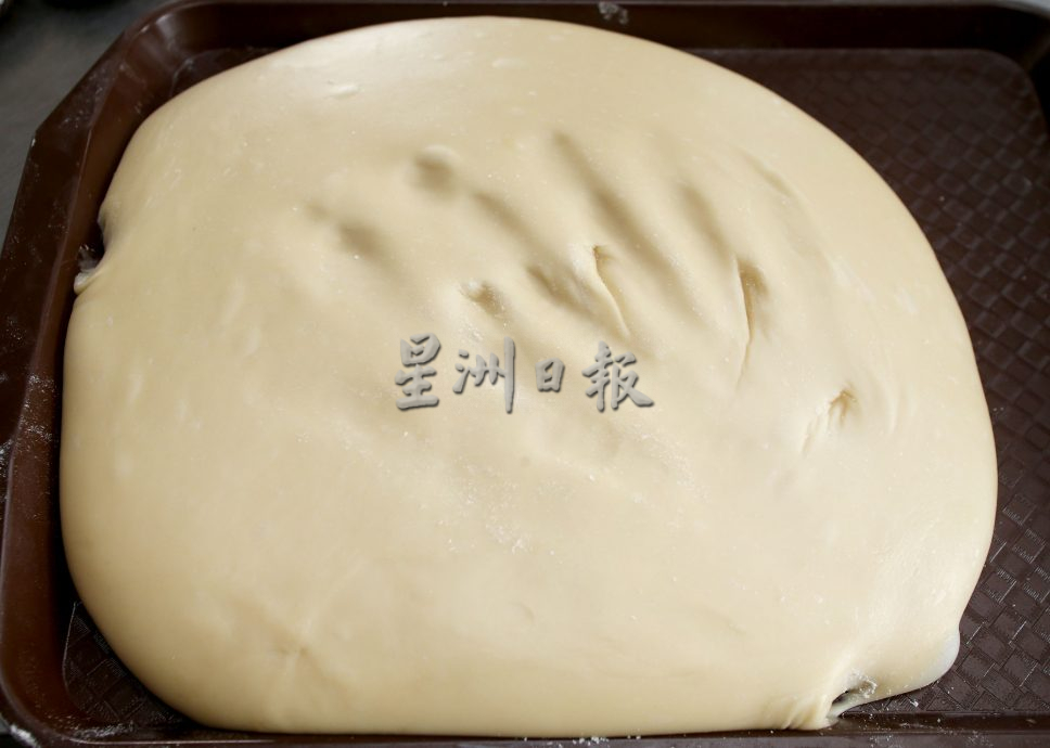 霹:它的诞生/10日见报/封底主文/蛋挞制作掌控火力 酥松挞皮滑润蛋心
