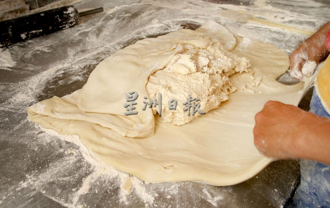 霹:它的诞生/10日见报/封底主文/蛋挞制作掌控火力 酥松挞皮滑润蛋心