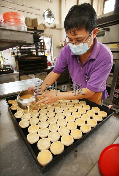 霹:它的诞生/10日见报/封底主文/蛋挞制作掌控火力 酥松挞皮滑润蛋心