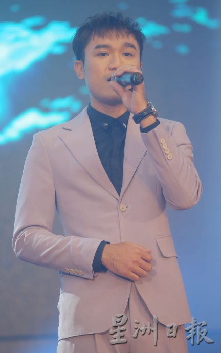 霹:封底主文/《K歌之王》总决赛 王凯诺《如愿》夺本年度K歌之王