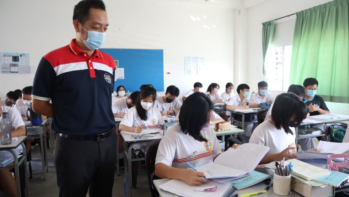 霹:版头/天气炎热 怡3独中“避暑”措施防学生中暑