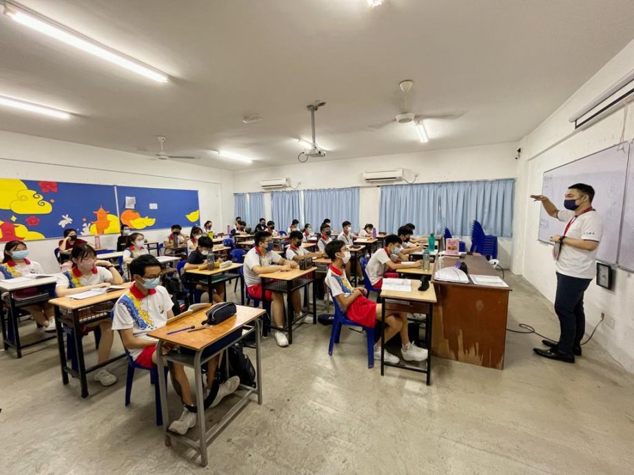 霹:版头/天气炎热 怡3独中“避暑”措施防学生中暑
