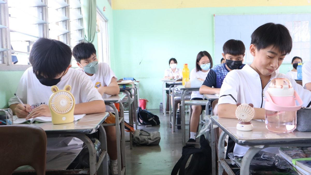 霹:版头/天气炎热 怡3独中“避暑”措施防学生中暑