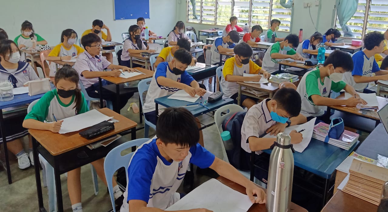 霹:版头/天气炎热 怡3独中“避暑”措施防学生中暑