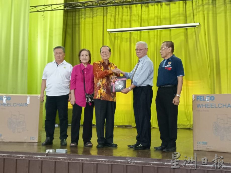 霹:霹韩江公会 陈文墨基金会 赠60轮椅