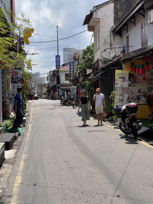 领袖商家:确保解决关键问题 鸡场街无车区需考虑周全