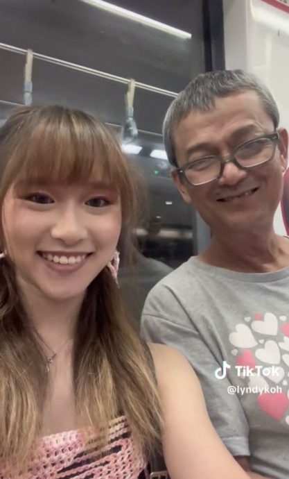  首赴Blackpink演唱会  60岁父亲心型图T恤摇摆“好可爱”