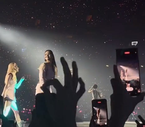  首赴Blackpink演唱会  60岁父亲心型图T恤摇摆“好可爱”