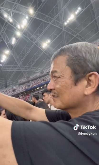  首赴Blackpink演唱会  60岁父亲心型图T恤摇摆“好可爱”