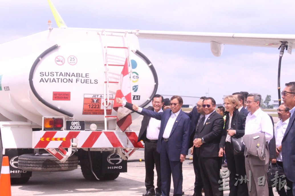 首辆使用藻类(algae)研发生产的永续飞行燃料(SAF)的飞机