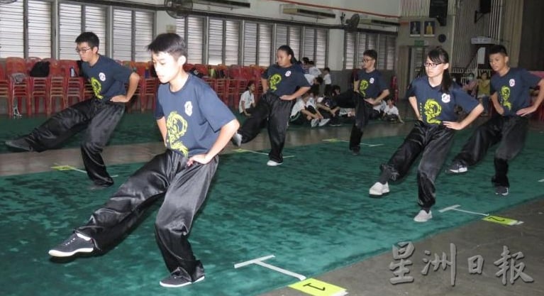 黄保生:怡保精武与中学和小学武术运动员举办武术段位考试