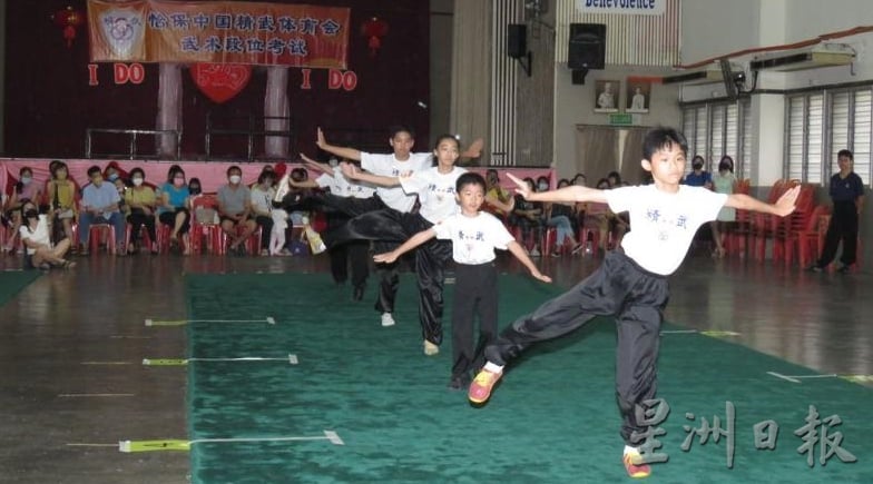 黄保生:怡保精武与中学和小学武术运动员举办武术段位考试