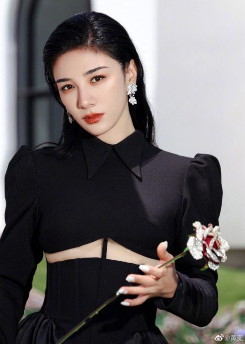 黄奕私拿美术馆展品摆拍 糗被馆方点名开轰